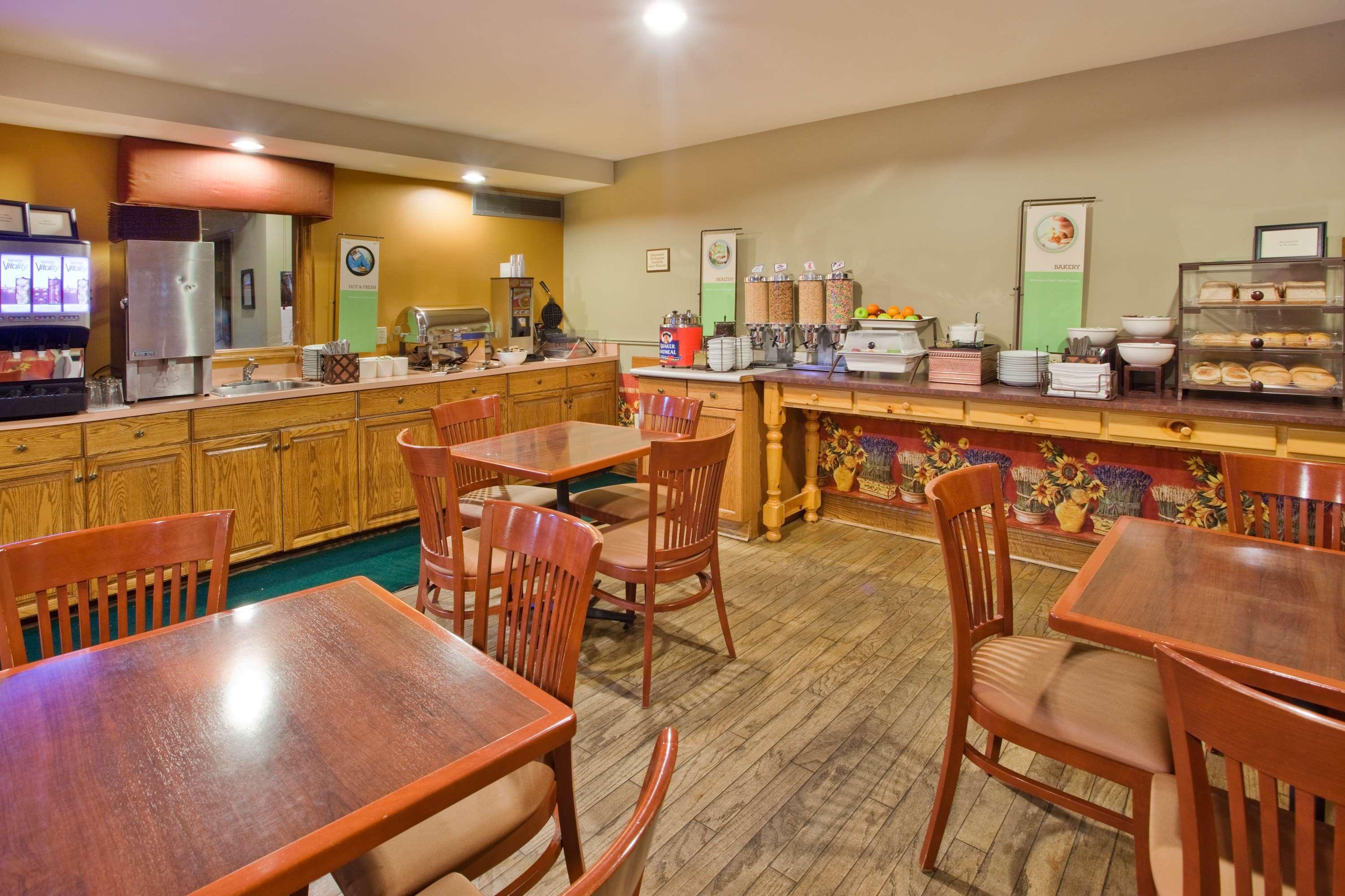 Travelodge Suites By Wyndham Regina - Eastgate Bay المظهر الخارجي الصورة